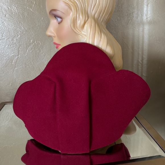ARTISTIC DESIGNER 1940s\' BURGUNDY FELT \